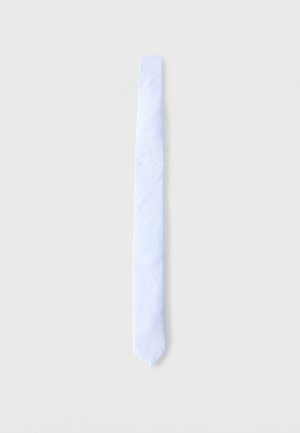 Világoskék, vékony nyakkendő, laposan fektetve fehér háttéren, teljes hosszában és hegyes végével látható.