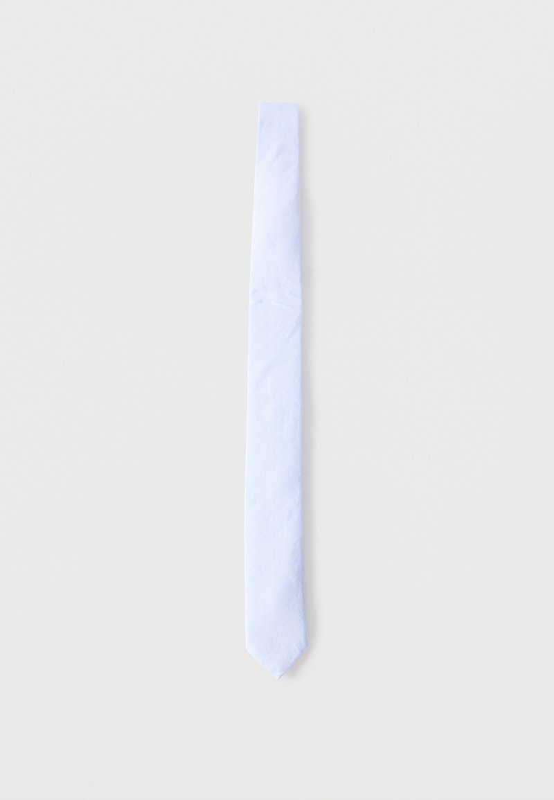 Cravate fine bleu clair étalée à plat sur un fond blanc, montrant toute sa longueur et son extrémité pointue.