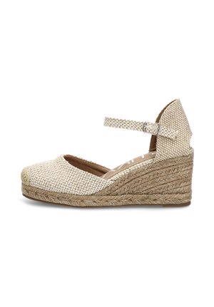 Zapato de cuña estilo alpargata tejido en beige con correa al tobillo y hebilla, suela de cuerda de yute y puntera cerrada.