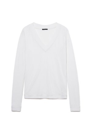 Haut blanc à manches longues en V, fabriqué dans un matériau doux, avec des poignets côtelés et un design épuré sans motifs ni accents visibles.