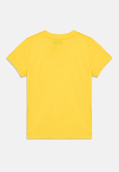 Vue arrière d'un t-shirt jaune uni à manches courtes et col rond sur un fond neutre.