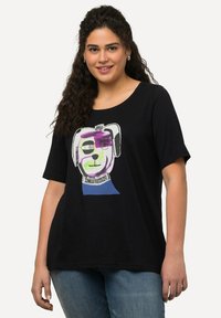 Černé bavlněné tričko s barevným grafickým potiskem stylizované tváře psa. Krátké rukávy a kulatý výstřih dotvářejí celkový design.