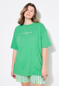 Studio Untold Printtipaita - light green