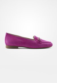 Mocassin en suede fuchsia avec une semelle plate, ornée d'une boucle décorative et d'un design à bout arrondi.