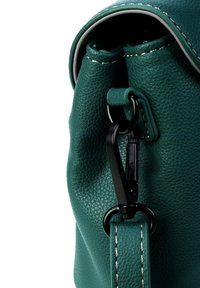 Taschenhandtasche aus tealfarbenem Leder mit strukturiertem Finish, ausgestattet mit schwarzem Zubehör. Der obere Rand hat weiße Nähte und einen Verschluss, der an einem Riemen befestigt ist.