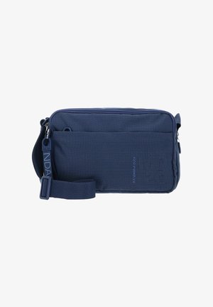Sac bandoulière en tissu bleu marine avec surface texturée, fermeture éclair, bandoulière réglable et poche extérieure. Présente un détail avec logo.