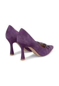 Scarpe con tacco alto in suede viola con punta affilata, caratterizzate da un embellishment di cristalli decorativo sulla parte anteriore e un design di tacco sottile.