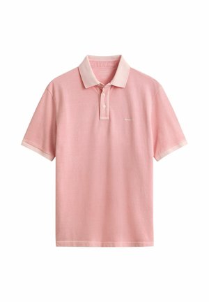 Helles rosa Poloshirt für Herren mit kurzen Ärmeln, einem geknöpften Kragen und einem dezenten Logo auf der linken Brust, auf weißem Hintergrund dargestellt.