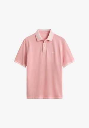 Helles rosa Poloshirt für Herren mit kurzen Ärmeln, einem geknöpften Kragen und einem dezenten Logo auf der linken Brust, auf weißem Hintergrund dargestellt.
