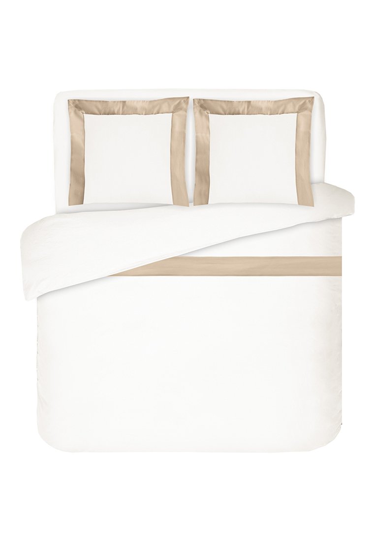 Weißes Bettwäscheset mit weicher Textur und einfachem Design. Dekorativer beiger Satinbesatz entlang der Kanten der Bettdecke und Kissen.