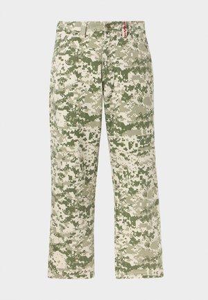 Ανδρικό παντελόνι κανονικής γραμμής με μοτίβο παραλλαγής σε πράσινο και μπεζ με ψηφιδωτό σχέδιο και εμπρόσθιες τσέπες, παρουσιασμένο πάνω σε ανοιχτό φόντο.