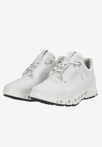 Leichte Sportschuhe in Weiß mit perforiertem Obermaterial, strukturiertem Design und gepolsterter Sohle mit Ausschnitten. Schwarze Außensohle.