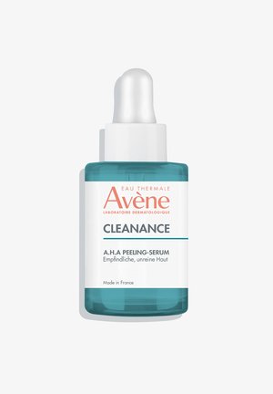 Durchsichtige Glaspipette mit einem türkisfarbenen Boden und einem weißen Deckel. Das Etikett trägt die Aufschrift "Avene Cleanance A.H.A Peeling-Serum" in fetter Schrift.