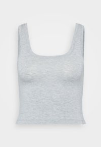 Crop top gris sans manches en tissu doux, avec un col arrondi et une texture lisse, à la coupe ajustée et sans motifs visibles.