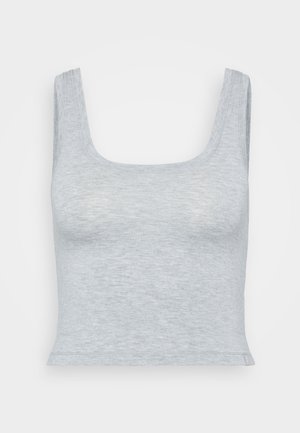 Šedý bezrukávový crop top vyrobený z mäkkej tkaniny, s výstrihom do oblúka a hladkým povrchom, s priliehavým strihom a bez viditeľných vzorov.
