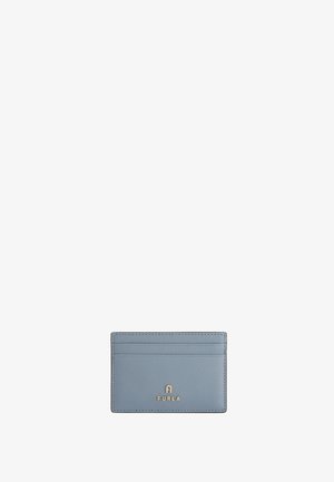 Furla kaarditasku pehmes helesinises nahas, millel on mitu kaardipesa ja väike metalllogo alumises keskosas. Sile pind.
