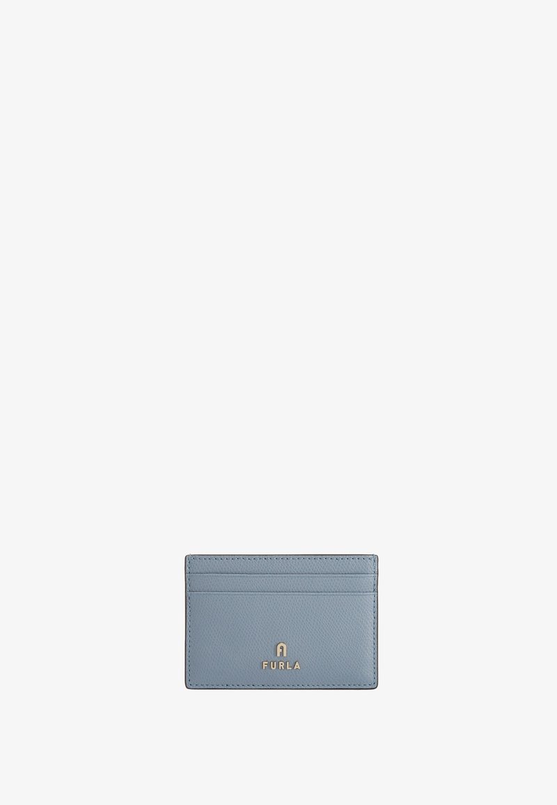 Furla kaartenhouder in zacht lichtblauw leder, met meerdere kaartsleeves en een klein metallic logo in het midden onderaan. Gladde textuur.