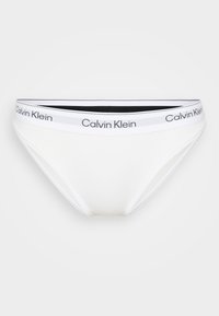Witte katoenen bikini-onderbroek met een zwart-witte elastische tailleband met het "Calvin Klein" logo. Gladde textuur, minimalistisch ontwerp.