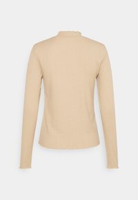 Beige gestreiftes Langarmoberteil mit hohem Kragen, ausgestattet mit einem gewellten Saum und weicher Textur, entworfen für Komfort und Vielseitigkeit.