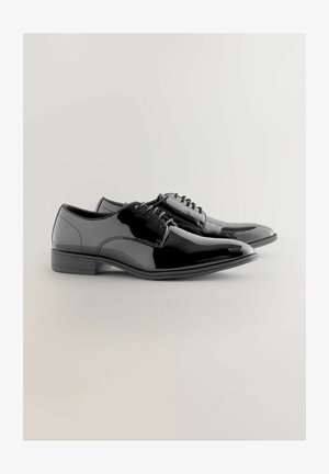 Fekete lakkbőr alkalmi cipők, sima kerek orral, fűzős kialakítással és sima felülettel, alacsony, masszív talppal.