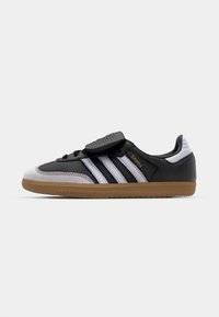 Selecionado, core black/footwear white/gold metallic