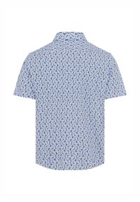 Kortarmig shirt in lichtblauw met een bloemmotief in donkerblauw en goud. Heeft een kraag en een soepele stofstructuur.