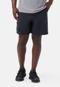 Marine cargoshorts met zijzak, gemaakt van lichtgewicht stof, met een ontspannen pasvorm en rechte zoom, gecombineerd met zwarte sportschoenen.