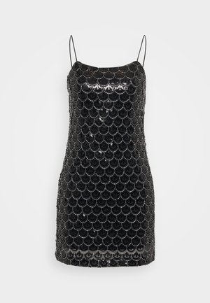 Vestido preto de lantejoulas com design justo, padrão semelhante a escamas, alças finas e decote reto. Superfície texturizada e brilhante.