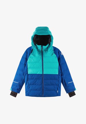 Casaco acolchoado azul e verde-água com capuz. Apresenta um fecho de correr à frente, costuras horizontais e punhos elásticos com buracos para os polegares.