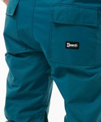 Teal cargo pants gemaakt van duurzaam materiaal met een achterzak en een logo patch. Het ontwerp heeft een rechte pijp en een ritsdetail bij de zoom.