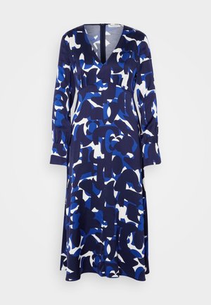 Marineblaues und weißes Kleid mit abstrakten blauen Mustern, langen Ärmeln, V-Ausschnitt und einem Reißverschluss hinten. Weicher Stoff und fließende Silhouette.