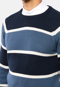 Mörkblå, ljusblå och vit randig crew-neck tröja med texturerad stickad struktur; har axeldetalj och ribbad halsringning.