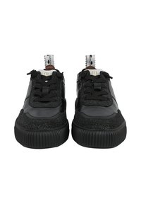 Schwarze Sneakers mit einer strukturierten, glitzernden Oberfläche, gepolstertem Zungenbereich, schwarzen Schnürsenkeln und einer geriffelten Gummisohle. Enthält ein Logo-Detail an der Ferse.