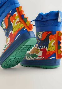 Kleurige regenlaarzen voor kinderen met een blauwe bovenkant, versierd met dieren in verschillende kleuren, en een gestructureerde groene zool voor grip.