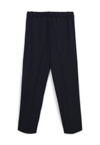 Pantalons ajustés bleu marine avec une ceinture élastique et deux poches arrière, présentant des plis à l'avant et une texture de tissu lisse.