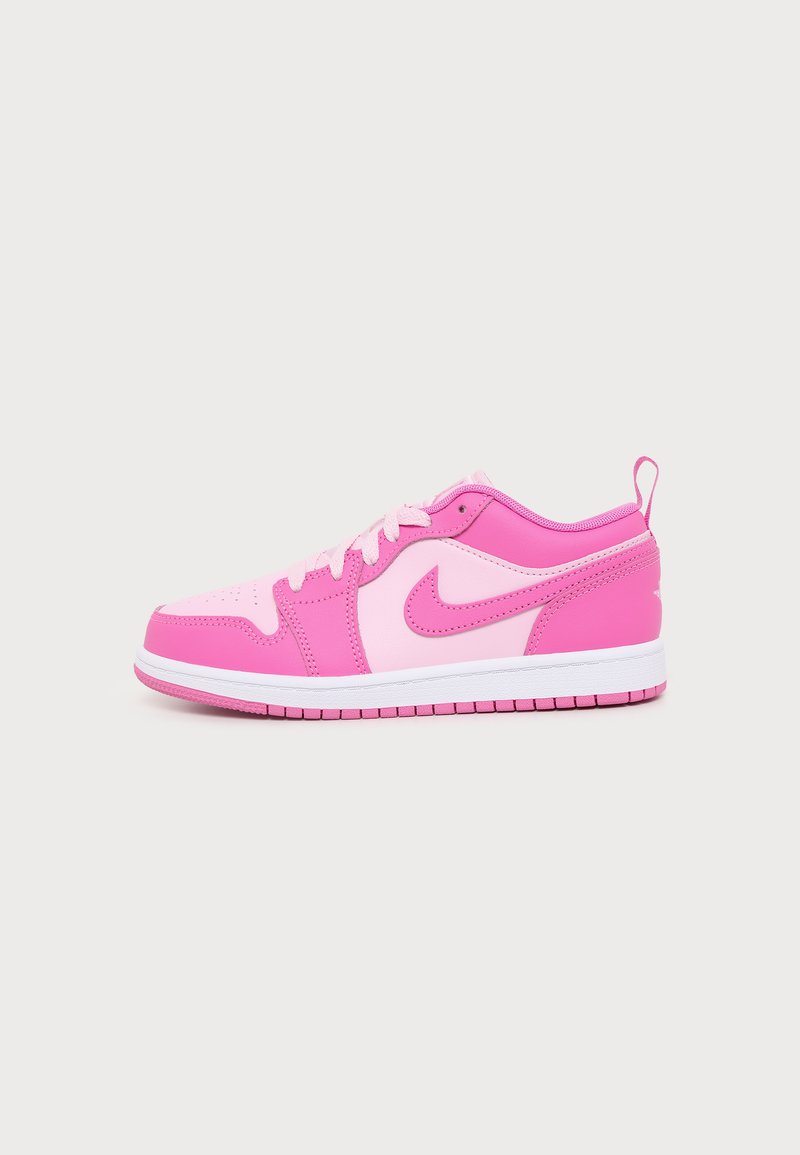 Χαμηλό sneaker Nike σε αποχρώσεις του ροζ με λευκή σόλα και κορδόνια, πλαϊνή όψη, απομονωμένο σε ανοιχτό γκρι φόντο.