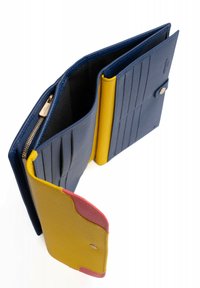 Driedelig portemonnee in blauw, geel en roze leer. Ritsvak, kaartvakjes en een getextureerde oppervlakte voor grip. Compact en functioneel ontwerp.