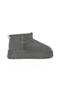 Botas de tobillo de ante gris con un suave revestimiento interior, suelas de goma planas y una lengüeta en bucle en la parte posterior para facilitar su puesta.