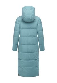 Polstret lang frakk med hette i lyseblå. Har horisontal søm og lange ermer. Glatt tekstur med en svak glans.