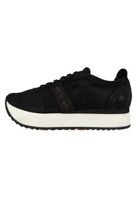 Czarne zamszowe sneakersy z białą podeszwą środkową, teksturowaną boczną panelą i kontrastującymi akcentami logo. Posiadają płaskie sznurowanie i gumową podeszwę.
