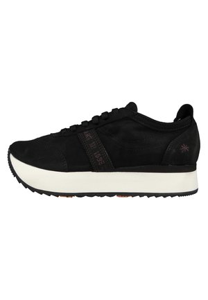 Czarne zamszowe sneakersy z białą podeszwą środkową, teksturowaną boczną panelą i kontrastującymi akcentami logo. Posiadają płaskie sznurowanie i gumową podeszwę.