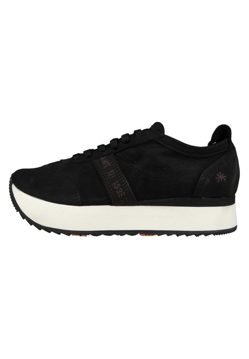 Czarne zamszowe sneakersy z białą podeszwą środkową, teksturowaną boczną panelą i kontrastującymi akcentami logo. Posiadają płaskie sznurowanie i gumową podeszwę.