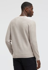 Hellgrauer, strukturierter Pullover mit Rundhalsausschnitt und gerippten Bündchen. Das Kleidungsstück hat eine lockere Passform und ein dezentes horizontales Muster.