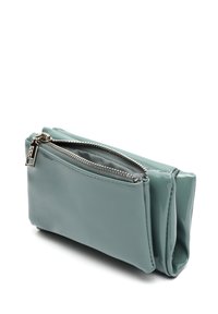 Una pochette in pelle verniciata di un verde menta con apertura a zip, caratterizzata da una superficie liscia e un design compatto e rettangolare.