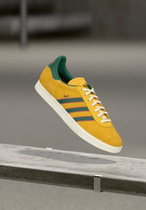 adidas Originals GAZELLE BOB MARLEY - Sneakers low - bold gold-coloured/pure ruby
