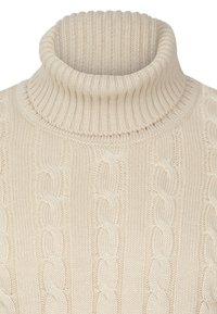 Suéter de punto cableado beige con textura acanalada, que presenta un cuello alto y un corte clásico.