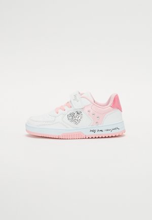 Sneaker bianche e rosa con dettaglio a forma di cuore luccicante, strap in velcro, borchie decorative e suola rosa a contrasto. Inclusa la scritta "PARIGI-ROMA-NEW YORK".