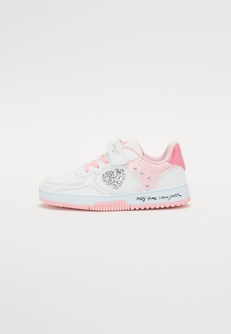 Zapatillas blancas y rosas con un detalle de corazón brillante, cinta de Velcro, tachuelas decorativas y suela rosa de contraste. Texto "PARIS-ROME-NEW YORK" incluido.