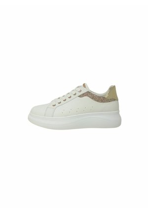 Sneaker bianco basso con suola spessa, dettagli glitter in rosa dorato sul tallone e sul lato, e lacci bianchi su sfondo bianco uniforme.