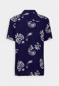 Tmavě modrá košile na krátký rukáv s knoflíky, vzory bílého paisley a květin, límečkem a rovnou spodní hranou.